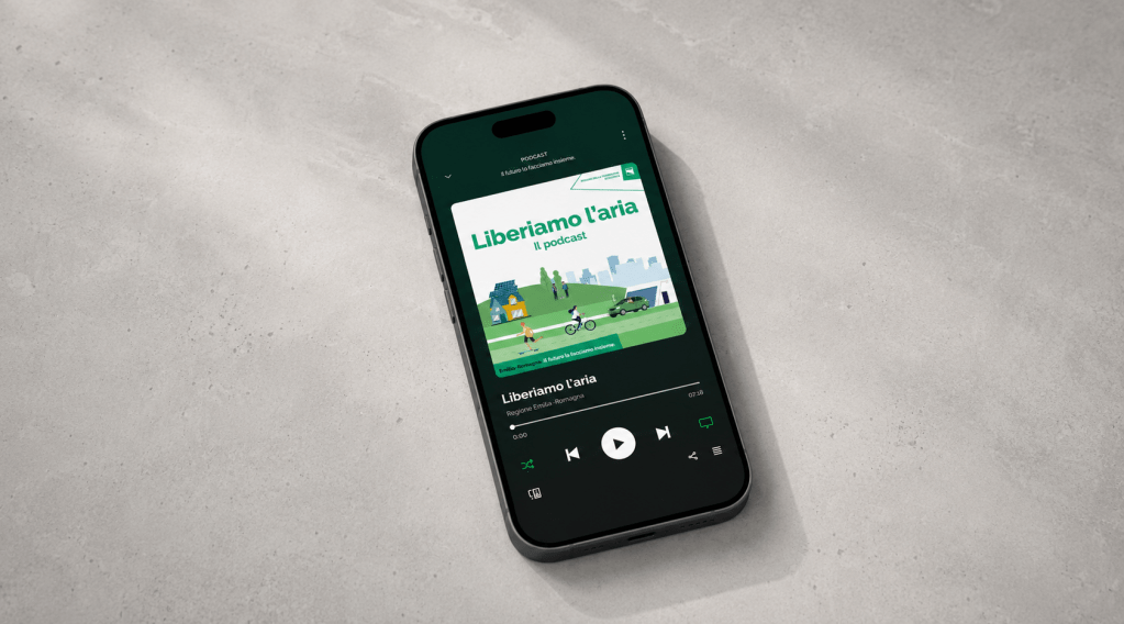 Mockup di uno smartphone con l’interfaccia del podcast “Liberiamo l’aria”, progetto della Regione Emilia-Romagna dedicato alla sostenibilità e alla qualità dell’aria.