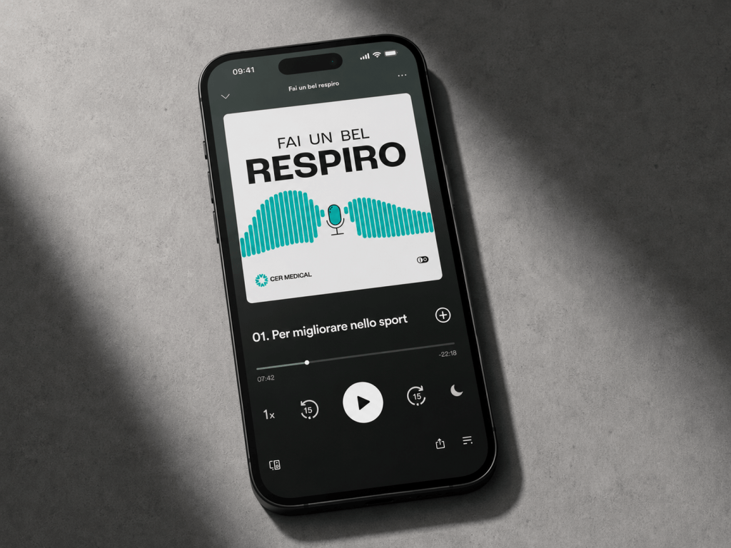 Mockup di uno smartphone con Spotify aperto sul podcast “Fai un bel respiro”, appoggiato su una superficie minimale neutra con illuminazione morbida e contemporanea.