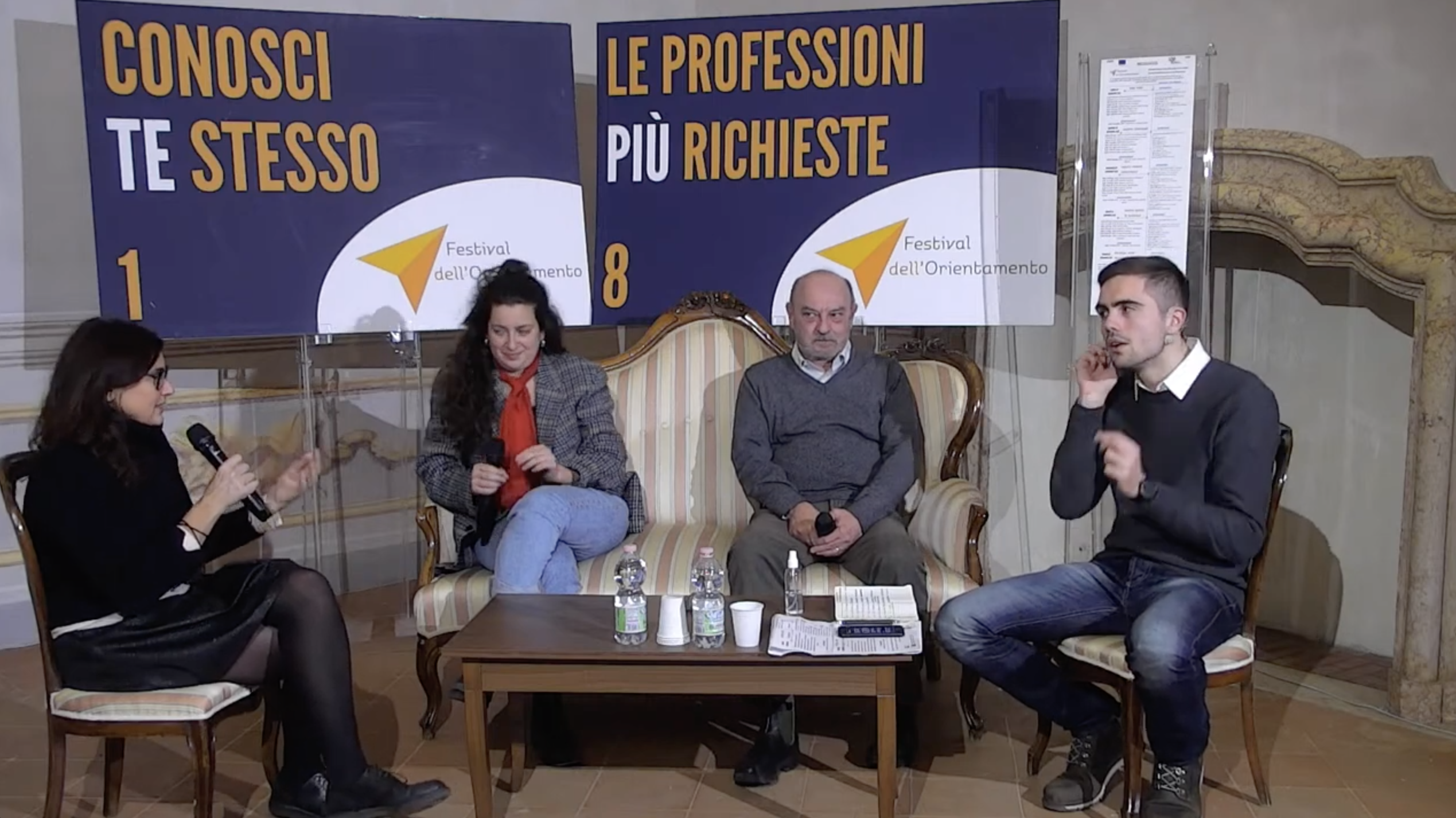 Panel di confronto durante il Festival dell’Orientamento di Ravenna con relatori seduti su un palco all’interno di uno spazio istituzionale dedicato ai temi della formazione e del lavoro.