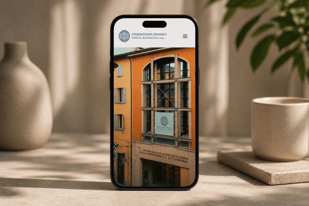 Mockup mobile del sito della Fondazione Gramsci Emilia-Romagna visualizzato su smartphone