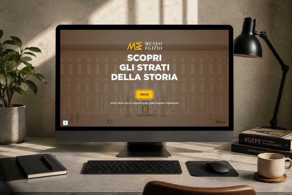 Mockup desktop dell’esperienza interattiva “Gli Strati della Storia” del Museo Egizio visualizzata su monitor in un ambiente minimal contemporaneo.
