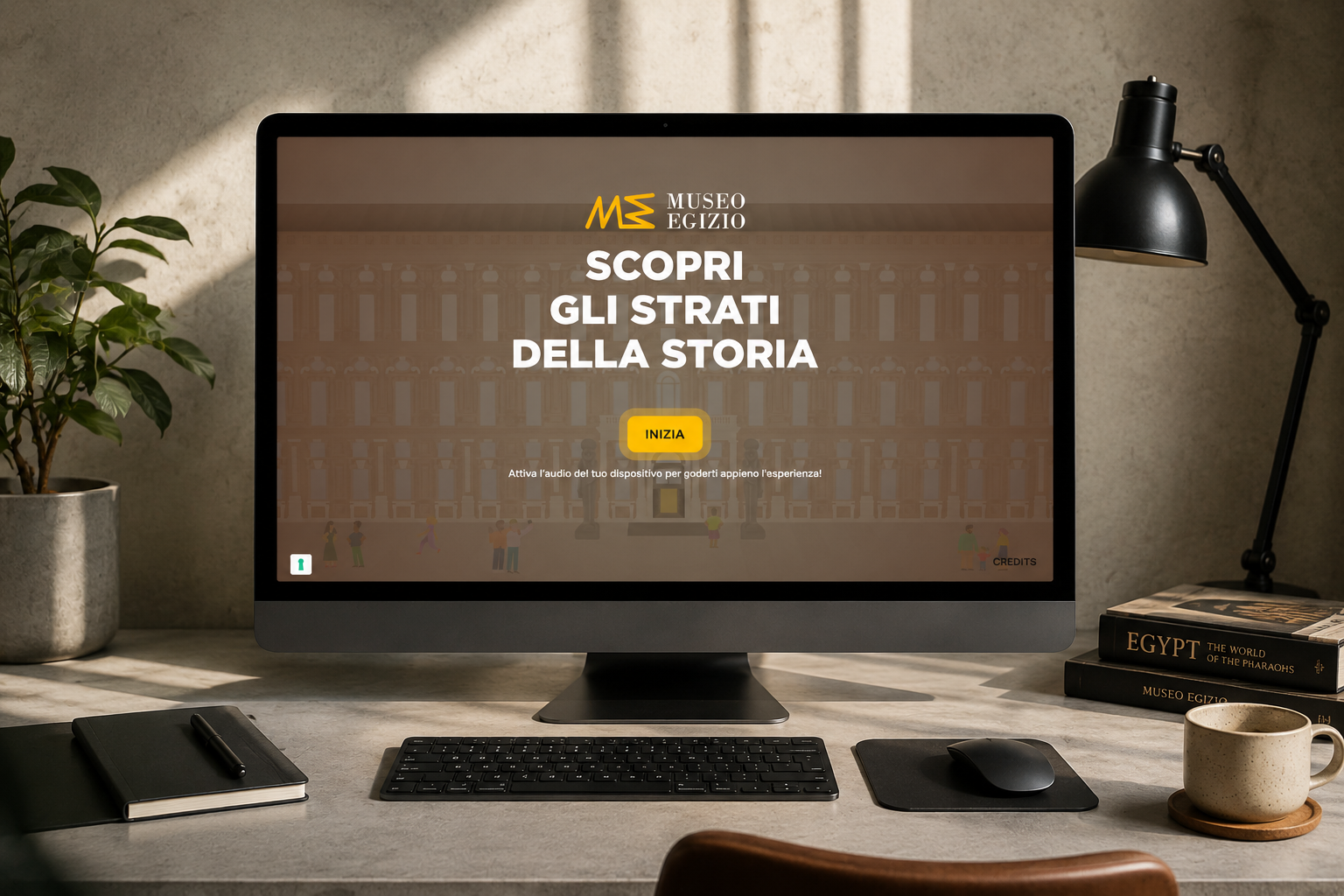 Mockup desktop dell’esperienza interattiva “Gli Strati della Storia” del Museo Egizio visualizzata su monitor in un ambiente minimal contemporaneo.