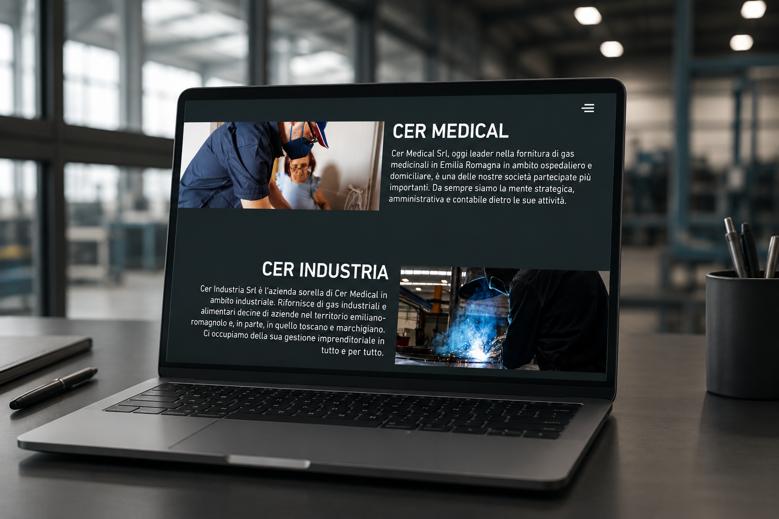 Mockup del sito Gruppo Cer visualizzato su desktop all’interno di un ambiente industriale contemporaneo, con interfaccia corporate pulita e professionale.