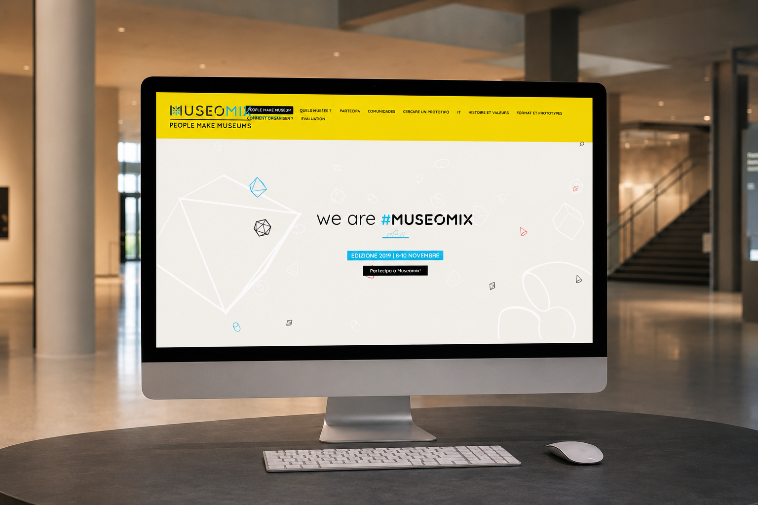 Mockup del sito Museomix visualizzato su desktop all’interno di uno spazio museale contemporaneo e minimale, con interfaccia creativa e partecipativa.