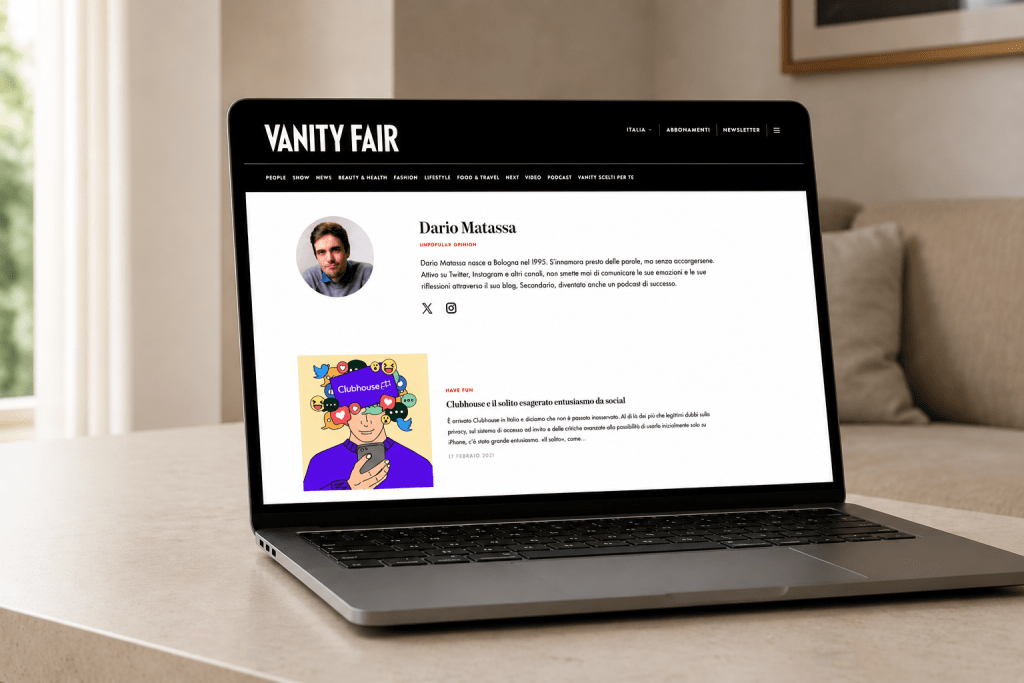 Mockup del profilo autore di Vanity Fair visualizzato su MacBook in un ambiente domestico minimalista e luminoso.
